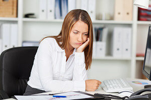 frustrierte Frau wegen Bürodienstleistungen